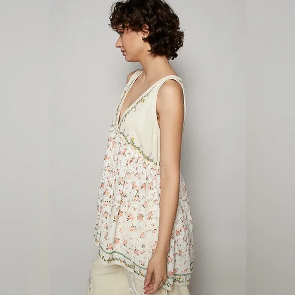 #038 POL Floral Embroidered V-Neck Top - Picture 3 of 6